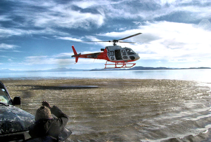 The moment the helicopter arrived near the stranded jeep