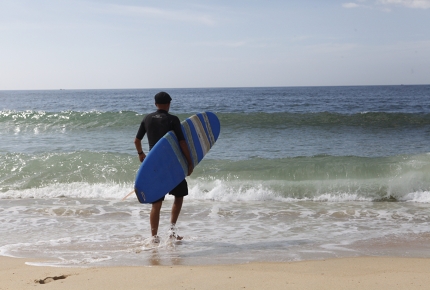 Year-round waves make Hainan Island the best surfing spot in China