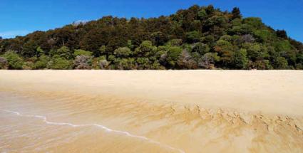 Abel Tasman boasts deserted beaches © Creative Commons / Rosino