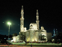 Mosque by night © Department of Tourism and Commerce Marketing (DTCM) Welcome Bureau