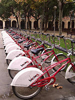 Bikes for rent in Barcelona © creative Commons/agahran