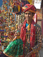 Shopkeeper at Dilli Haat © Creative Commons / Koshyk