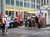Tourists at Checkpoint Charlie © Creative Commons / G. O'Graffer