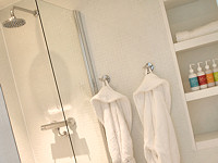 Bathroom, Mini apartment © Staying Cool