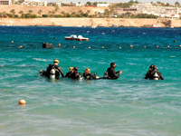 Novice divers in Sharm el-Sheikh © Heidi Fuller-love