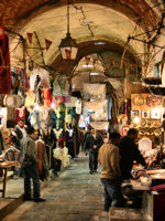 Experience the vibrant atmosphere in the markets of Tunis © Creative Commons / ahisgett