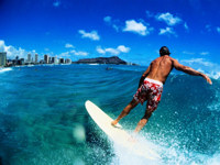 Surf off Waikiki Beach © Creative Commons / DaveBlack