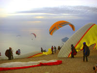 Go paragliding in Ölüdeniz, Turkey © CreativeCommons / Veyis Polat