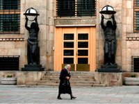 Woman walking in Sarajevo's streets, Bosnia © Creative Commons / motoyen