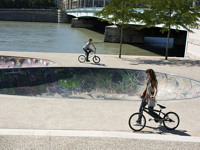 Cycling by the river in Lyon © Creative Commons / skwi69