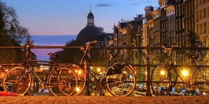 Bikes on the canal © Creative Commons/joiseyshowaa