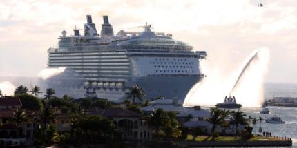 World's largest cruise ship, Oasis of the Seas © Creative Commons / Monica R