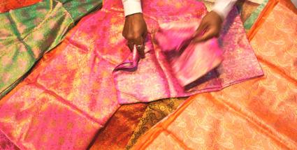 Enjoy sari shopping in Delhi © Creative Commons / Peter Rivera