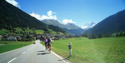 Take a road trip through Switzerland's spectacular scenery © Stockbyte / Thinkstock