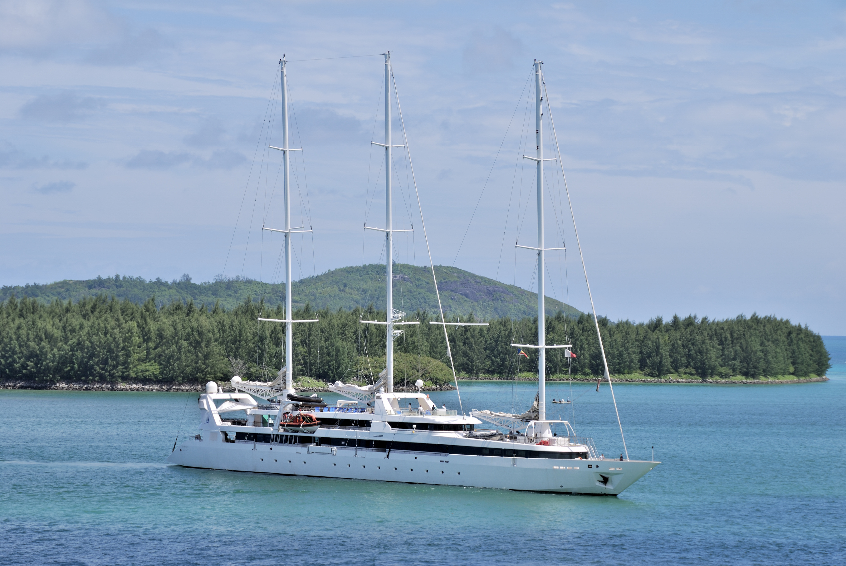 Enjoy a yacht trip in the Seychelles