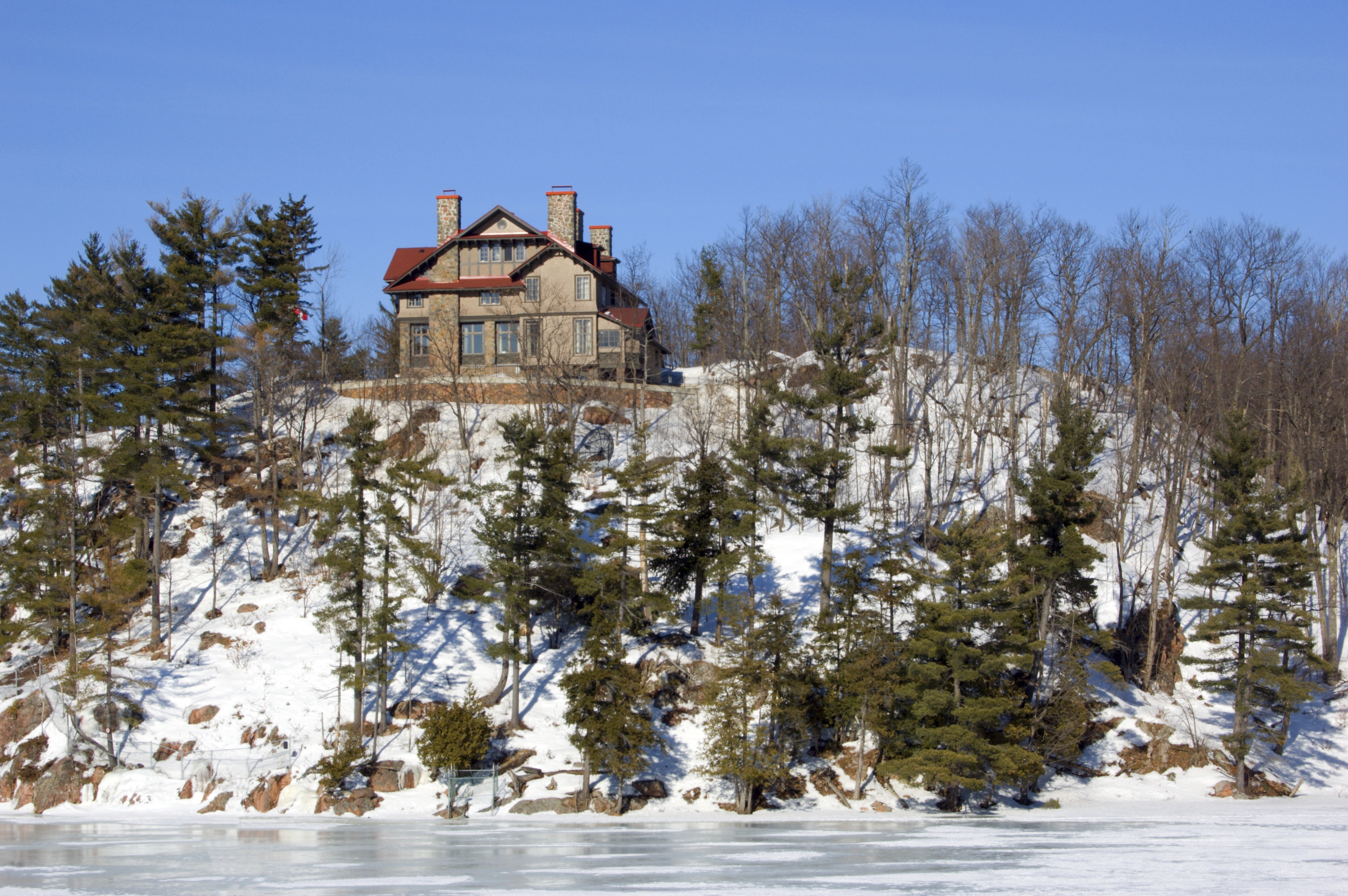 Lone cottage in Quebec